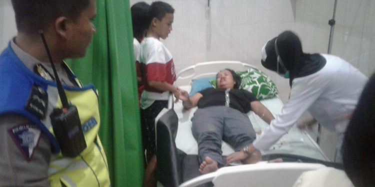 Mobil Taft Henry Siahaan Seruduk Tihar Manurung Warung di Jalan Gereja Mobil Taft Henry Siahaan Seruduk Tihar Manurung Warung di Jalan Gereja