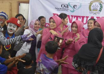 Ketua dan Pengurus Bhayangkari Daerah Jawa Barat Hibur Anak-anak Korban Bencana di Pengungsian