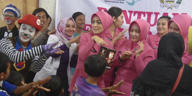 Ketua dan Pengurus Bhayangkari Daerah Jawa Barat Hibur Anak-anak Korban Bencana di Pengungsian