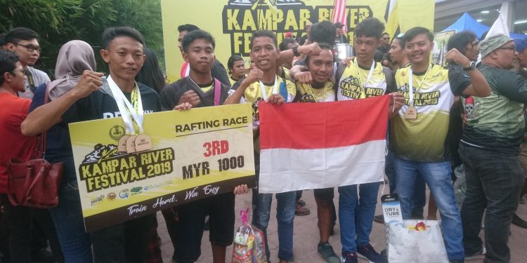 Andri Manullang bersama River Guide Sumatera Raih Juara 3 di Malaysia Andri Manullang bersama River Guide Sumatera Raih Juara 3 di Malaysia