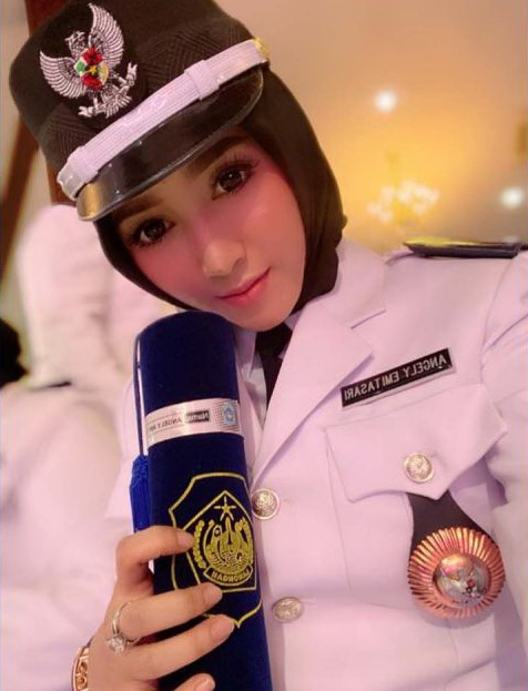 Angely Emitasari, Penyanyi Dangdut jadi Kepala Desa yang Viral Terinspirasi Tri Rismaharini Angely Emitasari, Penyanyi Dangdut jadi Kepala Desa yang Viral Terinspirasi Tri Rismaharini