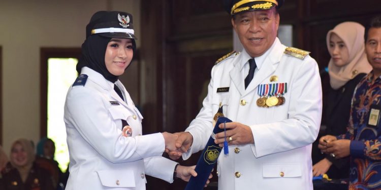 Angely Emitasari, Penyanyi Dangdut jadi Kepala Desa yang Viral Terinspirasi Tri Rismaharini Angely Emitasari, Penyanyi Dangdut jadi Kepala Desa yang Viral Terinspirasi Tri Rismaharini