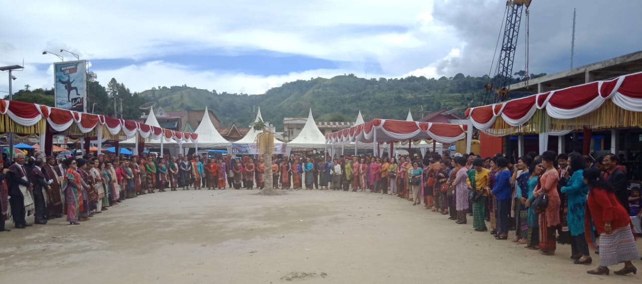 Pesta Rakyat Olop Olop Bolon di Tepi Danau Toba Diharapkan Jadi Even Tahunan Pesta Rakyat Olop Olop Bolon di Tepi Danau Toba Diharapkan Jadi Even Tahunan