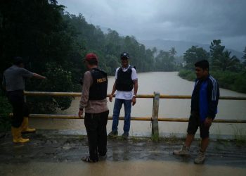 Antisipasi Banjir, Polres Tanggamus Pantau Debit Air Sungai