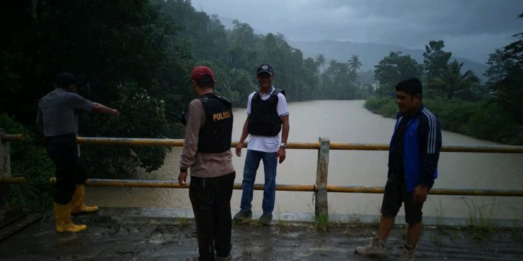 Antisipasi Banjir, Polres Tanggamus Pantau Debit Air Sungai Antisipasi Banjir, Polres Tanggamus Pantau Debit Air Sungai