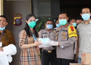 Peduli Covid-19, Mitra Kerja Polres Sergai Serahkan Bantuan APD dan Sembako
