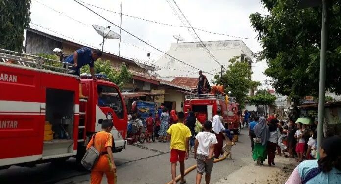 Diduga Akibat Hubungan Arus Pendek, Dua Rumah Terbakar