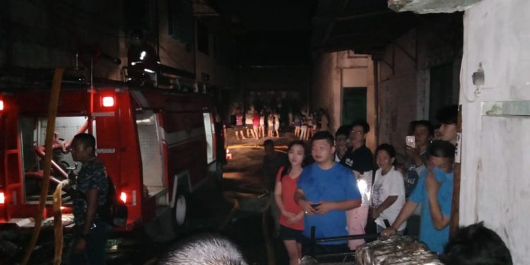 Ditinggal Pemilik, Gudang Snack di Jalan Majapahit Dilalap si Jago Merah