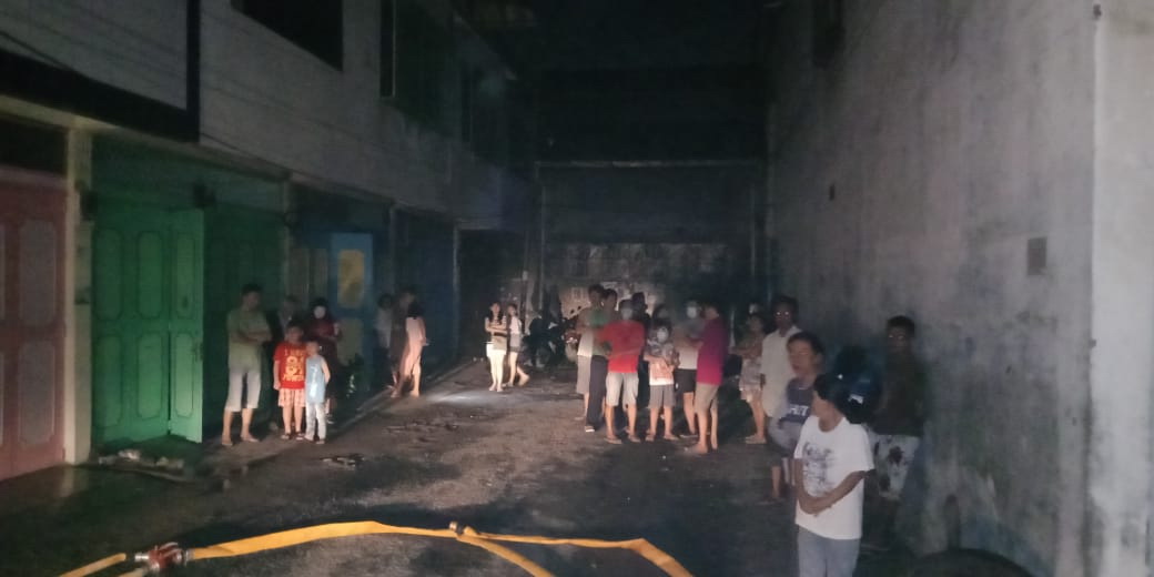 Ditinggal Pemilik, Gudang Snack di Jalan Majapahit Dilalap si Jago Merah
