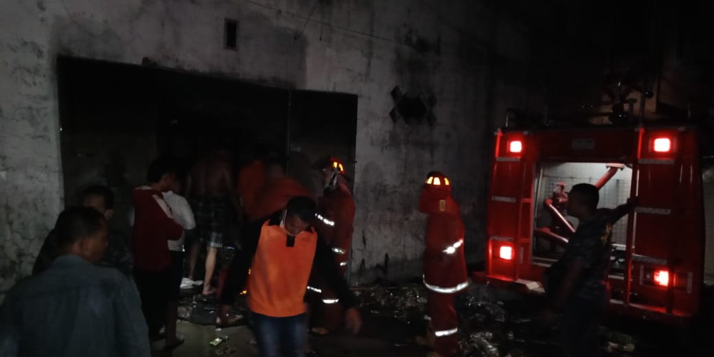 Ditinggal Pemilik, Gudang Snack di Jalan Majapahit Dilalap si Jago Merah