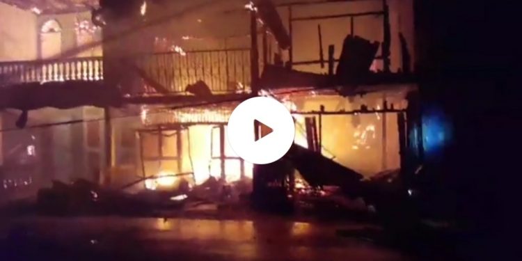 Rumah dan Pertokoan di Tiga Balata Dilalap Api Rumah dan Pertokoan di Tiga Balata Dilalap Api
