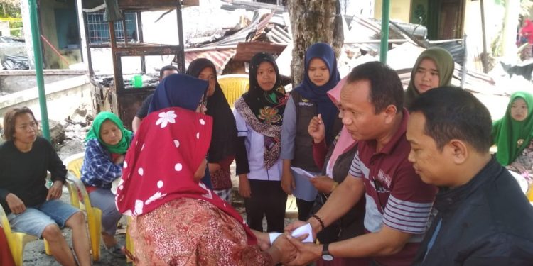 Beri Semangat, PKH Dinsos Siantar Bantu Korban Kebakaran Jalan Kyai