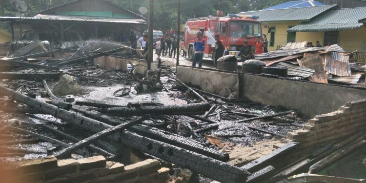 Mess Karyawan PT SOL Dilalap Api, Dua Sepedamotor dan Satu Mobil Ikut Terbakar... Mess Karyawan PT SOL Dilalap Api, Dua Sepedamotor dan Satu Mobil Ikut Terbakar...