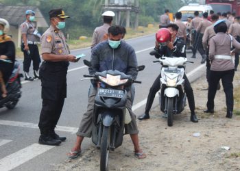 Asap Serang Mandailing Natal, Polisi Bagikan Masker kepada Pengguna Jalan