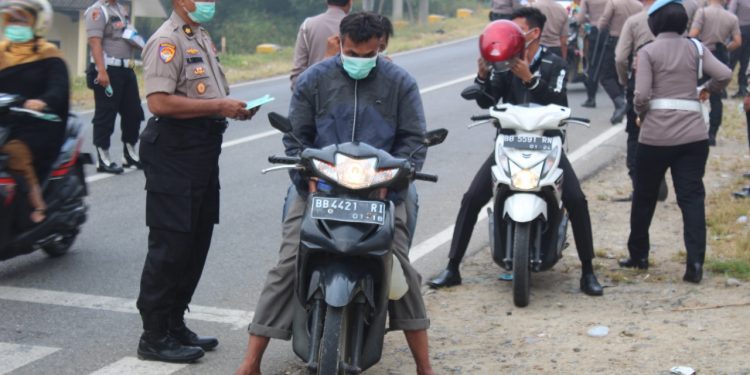 Asap Serang Mandailing Natal, Polisi Bagikan Masker kepada Pengguna Jalan