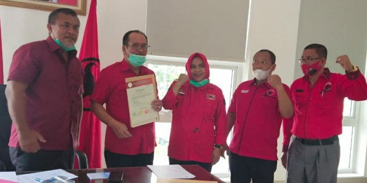 PDIP dan Golkar Serahkan Model B1 KWK Kepada Asner PDIP dan Golkar Serahkan Model B1 KWK Kepada Asner