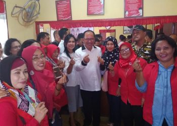 Asner Silalahi Kembalikan Berkas Balon Walikota ke Kantor DPC PDI-P Siantar