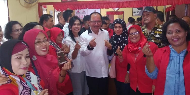 Asner Silalahi Kembalikan Berkas Balon Walikota ke Kantor DPC PDI-P Siantar Asner Silalahi Kembalikan Berkas Balon Walikota ke Kantor DPC PDI-P Siantar