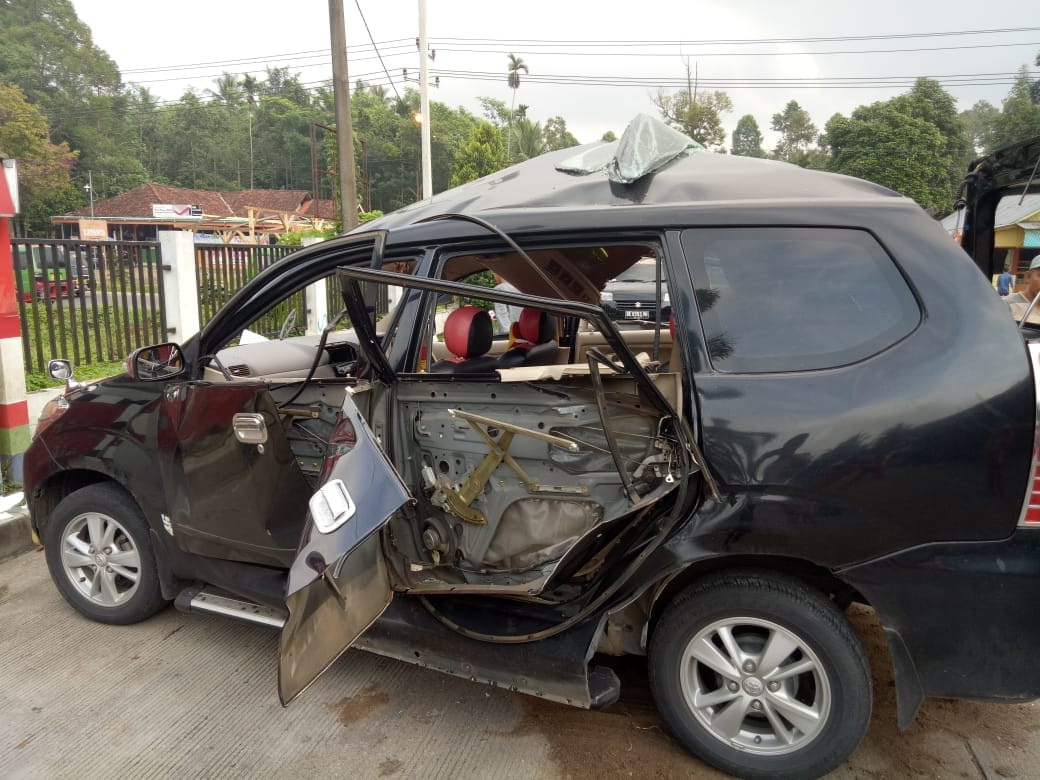 Mobil Avanza Hitam Meledak di SPBU