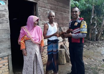 Brigadir Yusron Pandiangan Sumbangkan Sepuluh Ekor Ayam Kepada Warga Kurang Mampu