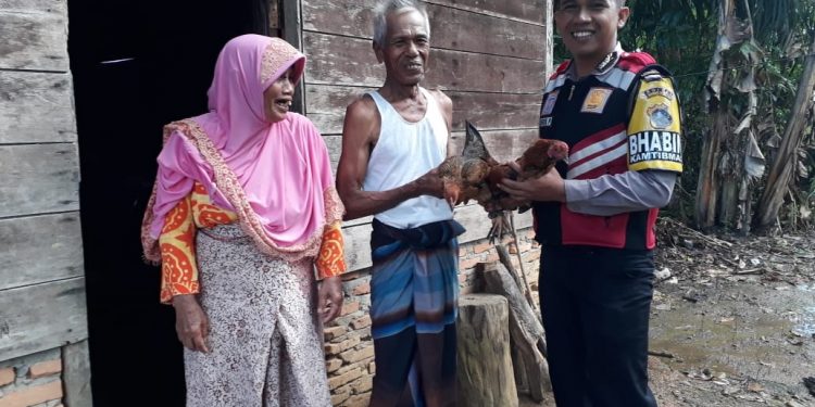 Brigadir Yusron Pandiangan Sumbangkan Sepuluh Ekor Ayam Kepada Warga Kurang Mampu