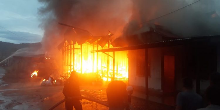 Lima Unit Rumah Dilalap Api, Tiga Keluarga Diselamatkan Wanita yang Hendak Ibadah Ke Gereja Lima Unit Rumah Dilalap Api, Tiga Keluarga Diselamatkan Wanita yang Hendak Ibadah Ke Gereja