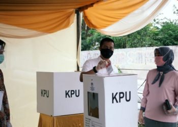 Walikota Siantar dan Ny Syahputri Hefriansyah Gunakan Hak Pilih di TPS 009 Jalan Seram