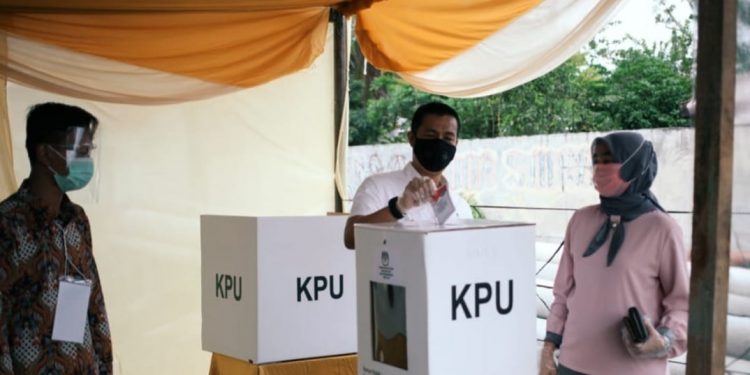 Walikota Siantar dan Ny Syahputri Hefriansyah Gunakan Hak Pilih di TPS 009 Jalan Seram Walikota Siantar dan Ny Syahputri Hefriansyah Gunakan Hak Pilih di TPS 009 Jalan Seram