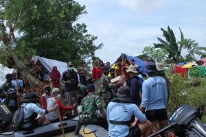 TNI Angkatan Laut dan Evakuasi Warga Terisolir dan Salurkan Bantuan Korban Banjir Jebolnya Tanggul Sungai Citarum TNI Angkatan Laut dan Evakuasi Warga Terisolir dan Salurkan Bantuan Korban Banjir Jebolnya Tanggul Sungai Citarum