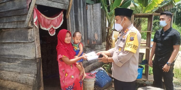 Jum'at Barokah Ditengah Pandemi Covid-19, Kapolres Madina Bantu Keluarga Kurang Mampu di Panyabungan Jum'at Barokah Ditengah Pandemi Covid-19, Kapolres Madina Bantu Keluarga Kurang Mampu di Panyabungan