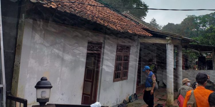 10 Keluarga Korban Bencana Tanah Bergeser di Bogor Diungsikan Sementara dari Zona Rawan 10 Keluarga Korban Bencana Tanah Bergeser di Bogor Diungsikan Sementara dari Zona Rawan