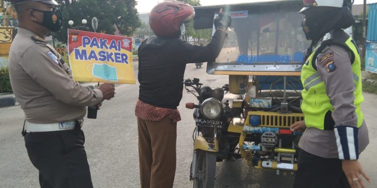 Sat Lantas Polres Tanjungbalai Terus Sosialisasikan 'Ayo Pakai Masker' Sat Lantas Polres Tanjungbalai Terus Sosialisasikan 'Ayo Pakai Masker'
