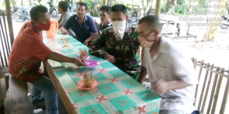 Personel Kodim 0208/Asahan Himbau Warga Terapkan New Normal Personel Kodim 0208/Asahan Himbau Warga Terapkan New Normal