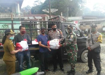 Personel Kodim 0207/Simalungun Dampingi Penyaluran Sembako JPS Provinsi Tahap IV