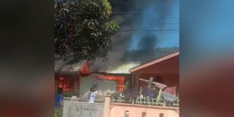 Rumah Daulat Hutabarat Kebakaran Saat Ditinggal ke Pesta Rumah Daulat Hutabarat Kebakaran Saat Ditinggal ke Pesta