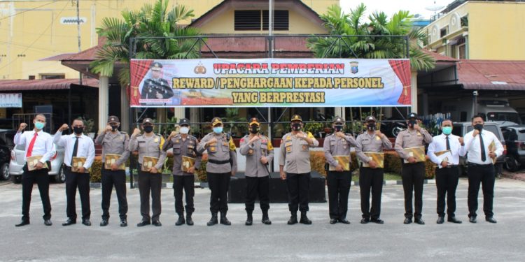 Selamat! 10 Personil Berprestasi di Polres Pematangsiantar Dapat Reward Selamat! 10 Personil Berprestasi di Polres Pematangsiantar Dapat Reward