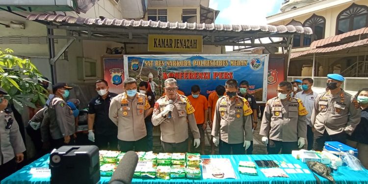 Polrestabes Medan Tangkap 5 Tersangka dan 30 Kg Sabu, 1 Ditembak Mati Polrestabes Medan Tangkap 5 Tersangka dan 30 Kg Sabu, 1 Ditembak Mati