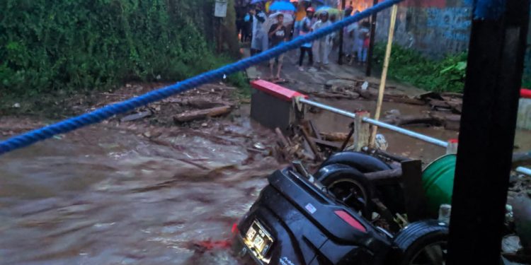 Dua Belas Rumah Hanyut Saat Banjir Bandang, Puluhan Lainnya Terendam Dua Belas Rumah Hanyut Saat Banjir Bandang, Puluhan Lainnya Terendam