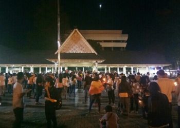Warga Pematangsiantar Gelar Aksi Bakar 1.000 Lilin di Lapangan H Adam Malik Terkait Peristiwa Rentetan Bom di Surabaya