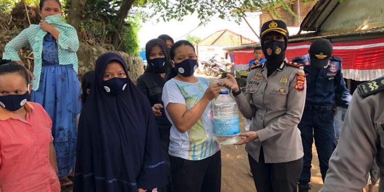 Krisis Air Bersih, Polsek Babakan Madang Polres Bogor lakukan Bakti Sosial