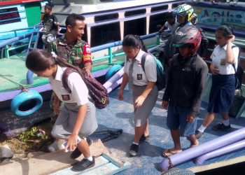Pembersihan Material Longsor Masih Berlangsung, Anak Sekolah Gunakan Jalur Danau