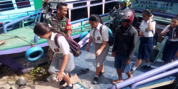 Pembersihan Material Longsor Masih Berlangsung, Anak Sekolah Gunakan Jalur Danau