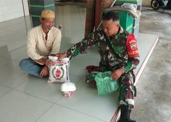 Babinsa Koramil 02/ Siantar Timur Berbagi dengan Penjaga Masjid Taqwa