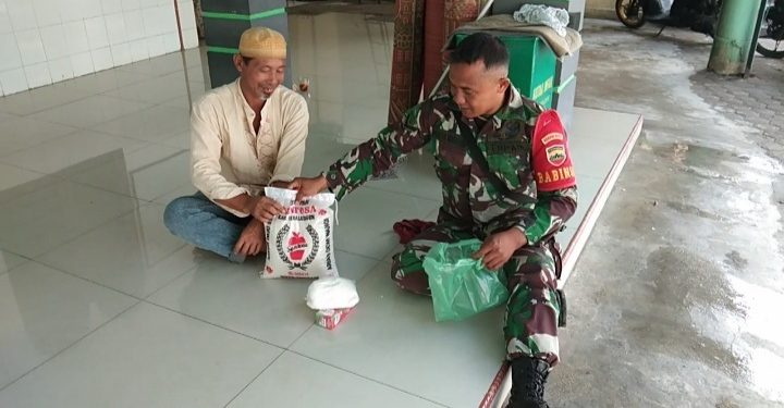 Babinsa Koramil 02/ Siantar Timur Berbagi dengan Penjaga Masjid Taqwa