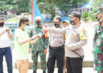 Kapolres Simalungun Bagi-bagi Masker di Parapat