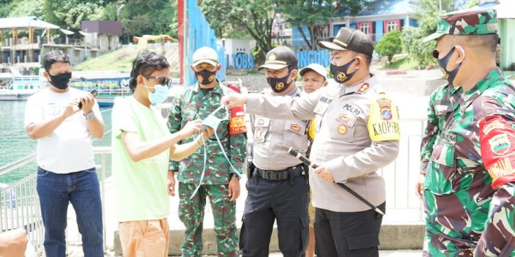 Kapolres Simalungun Bagi-bagi Masker di Parapat