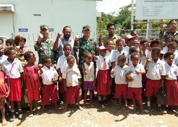 Satgas Pamtas Yonif 126 Kala Cakti Bagikan Baju Sekolah Kepada Anak di Papua