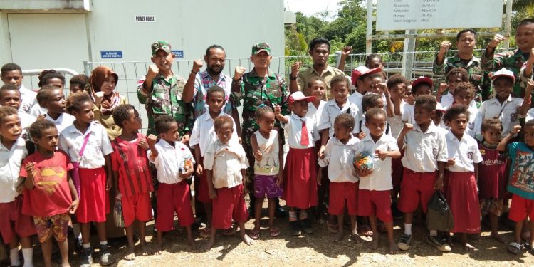 Satgas Pamtas Yonif 126 Kala Cakti Bagikan Baju Sekolah Kepada Anak di Papua