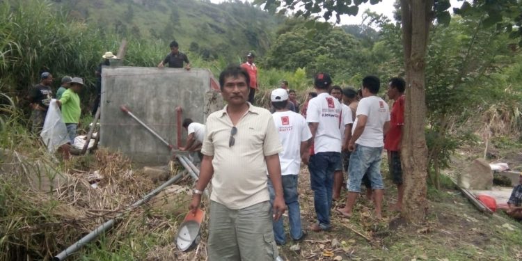 10 Tahun Air PDAM Tak Mengalir, Silverius Bangun Bak Penampungan Bersama Warga