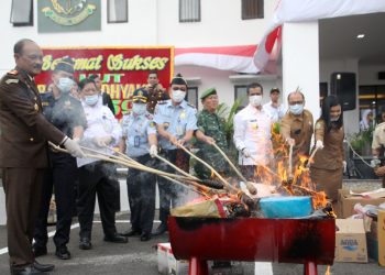 Walikota Pematangsiantar Bakar Barang Bukti di Kejaksaan